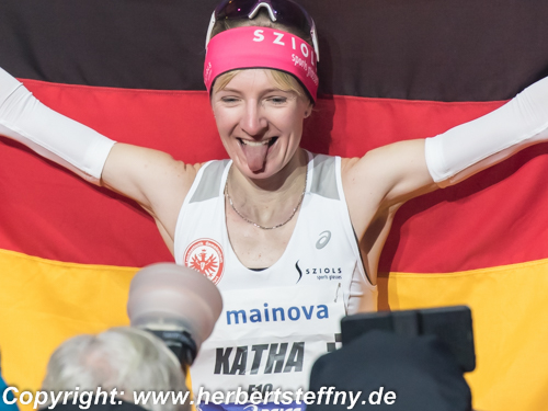 Katharina Heinig im Ziel Frankfurt Marathon