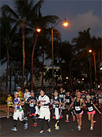 Honolulu Marathon im Morgengrauen am Waikiki Beach